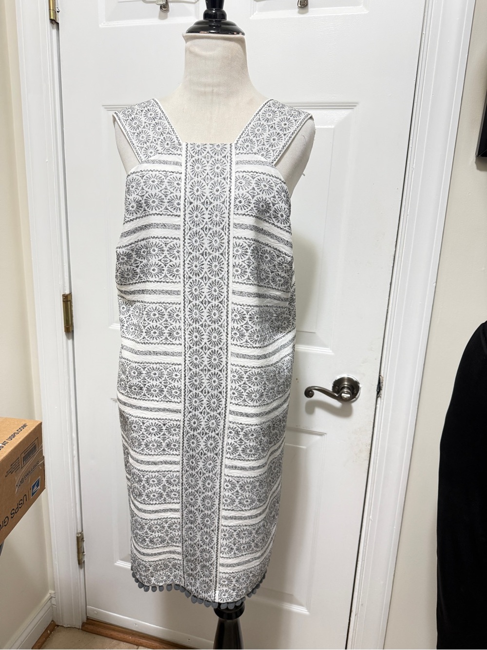 MAGGY LONDON Gray and White Lace-Pattern Shift Dress with small pom-pom